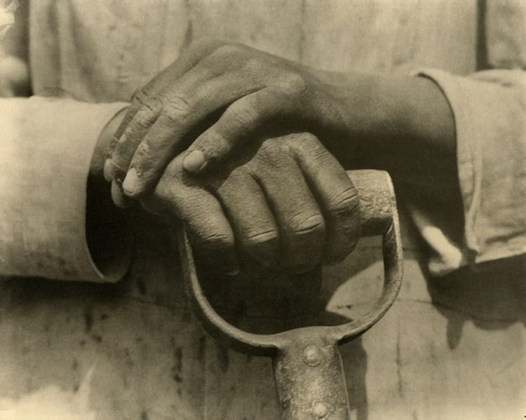 tina modotti manos descansan sobre una pala