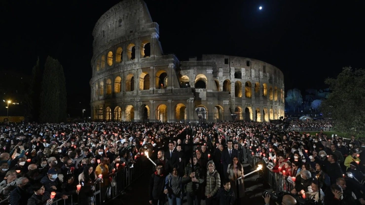 Viacrucis del coliseo de Roma Papa Francisco.jpeg