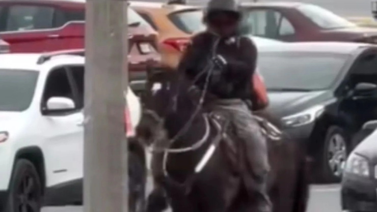 VIDEO: Repartidor de Juárez, NL, entrega pedidos a caballo viral