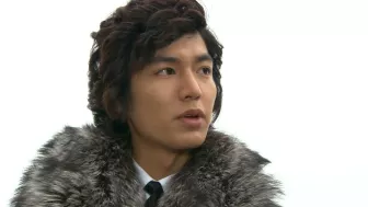 Con su manera sarcástica y tajante de decir que “aunque la mona se vista de seda, mona se queda”, Jun Pyo deja ver su lado superficial inicial, que con el tiempo se transforma, entendiendo que la verdadera belleza no está en lo que se lleva puesto, sino en la sinceridad del corazón.