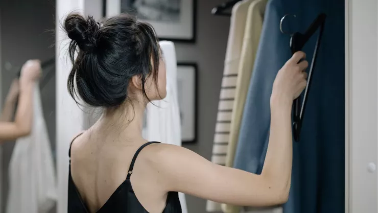 ¿Cómo evitar el olor a humedad en la ropa de manera fácil y económica?