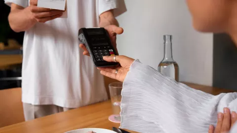 Es o no obligatorio dejar propina en restaurantes y qué hacer si la incluyen, según Profeco