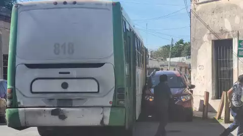 Camioneta provoca FUERTE choque con camión de pasajeros