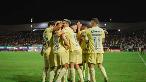 Jugadores del Am&eacute;rica celebran una anotaci&oacute;n
