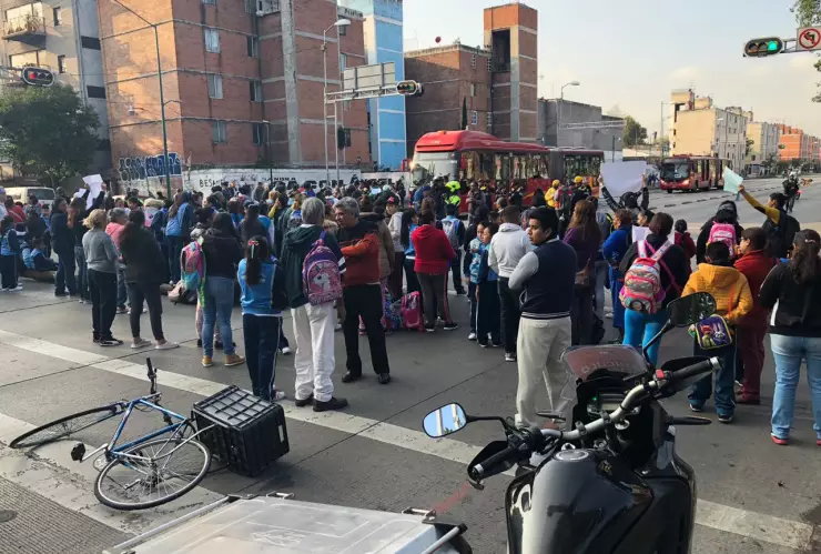 Estudiantes y padres de familia bloquean Eje 1 Poniente Guerrero 1