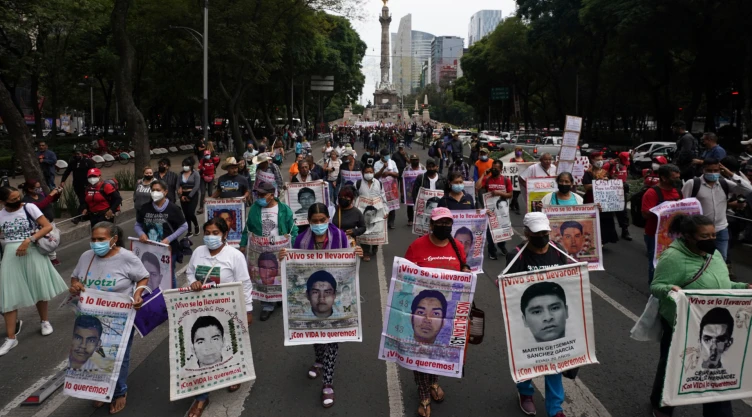 Familiares de 43 estudiantes desaparecidos de Ayotzinapa marchan por justicia