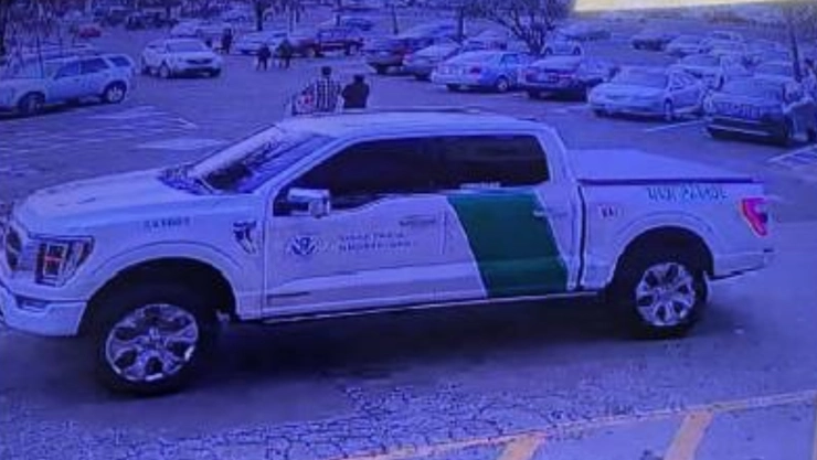 El vehículo captado por las cámaras de seguridad de la cadena