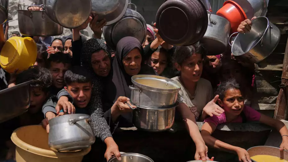 Palestinos buscan alimentos donados en Jabalia, Franja de Gaza.