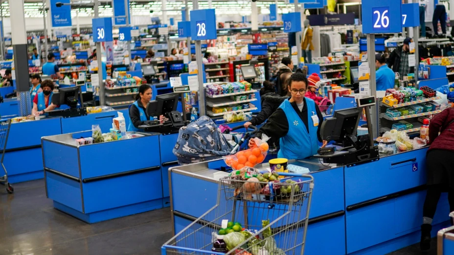 Trabajadores en Walmart Supercenter en North Bergen, Nueva Jersey
