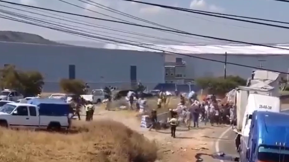 Rapiña tráiler autopista México-Querétaro HOY 17 noviembre 2025