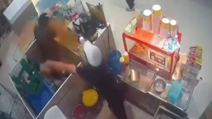 Mujer arroja aceite hirviendo a compañera de trabajo