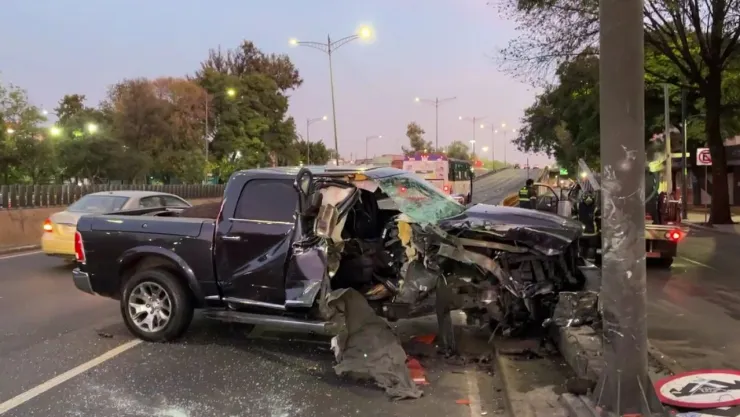 CDMX: Conductor destroza su camioneta en Marina Nacional y sobrevive de milagro