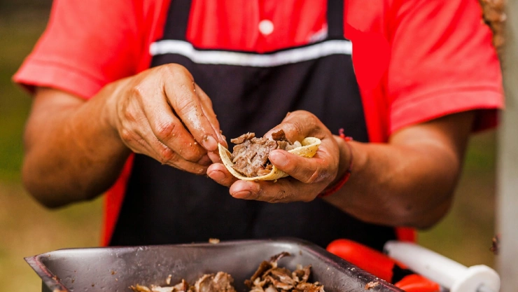 Un taquero se volvió viral en redes sociales tras ser captado luciendo tenis de 15 mil pesos en su negocio; internautas aseguran que dedicarse a los tacos deja más ganancias de lo que uno se imagina.
