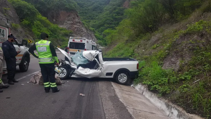 Cae roca sobre camioneta en deslave de la carretera Mazatlán Durango