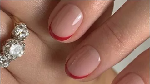 uñas francesas en color rojo clásica