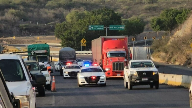 Asesinan a una bebé y a un comerciante durante asalto en la carretera Morelia-Salamanca