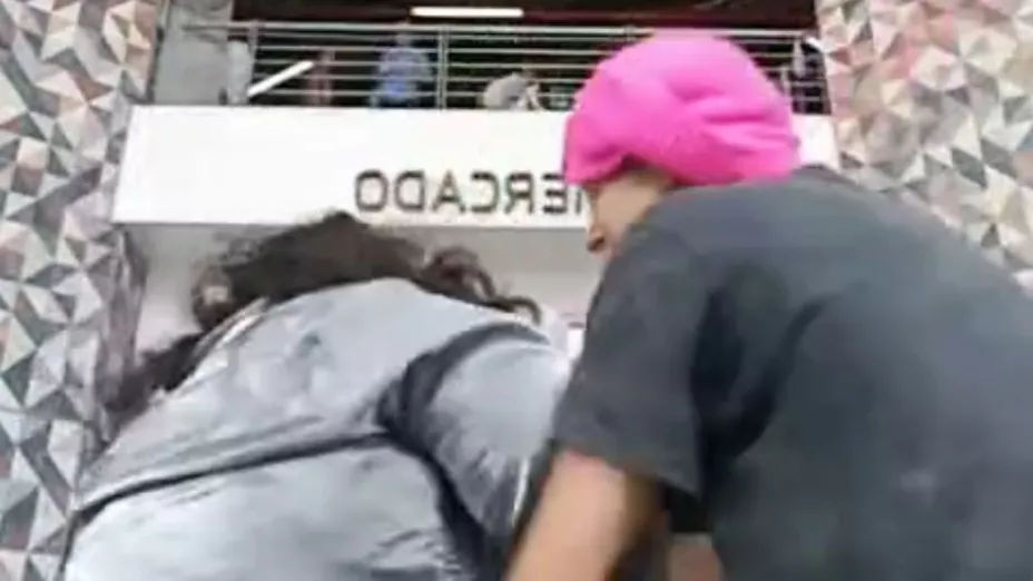 VIDEO | Extranjera golpea a cantante callejera de Guadalajara durante transmisión en vivo: “Le molestó la música regional”