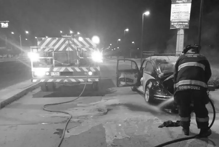 Sofocan incendio de vehículo en Celaya; fue por posible falla mecánica 24 abril 2025.png