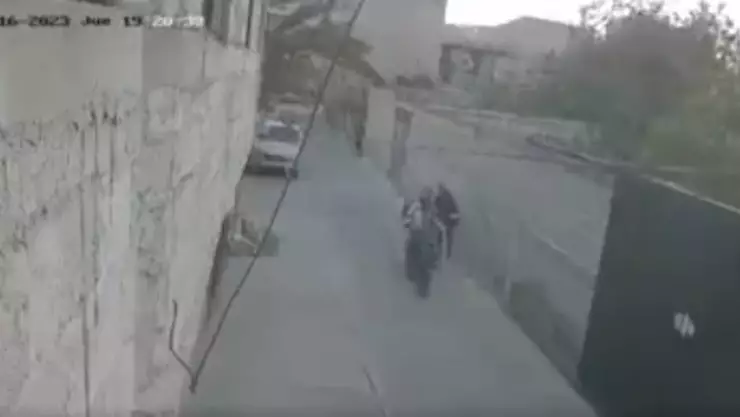 Video_ Repartidor de app toca indebidamente a mujer en vía pública