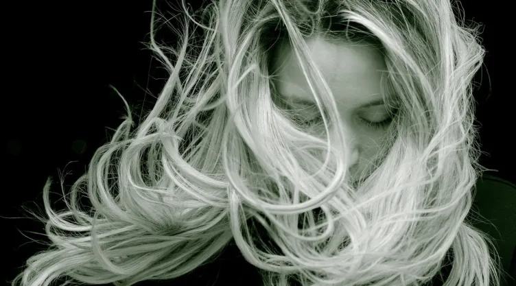 El ingrediente en polvo para oscurecer las canas de tu cabello