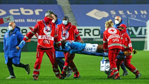 Victor Osimhen salió en camilla 