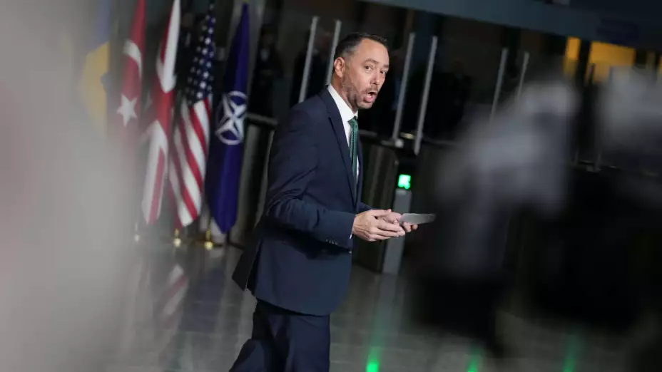 Maxime Prevot, ministro belga de Exteriores habla con periodistas.