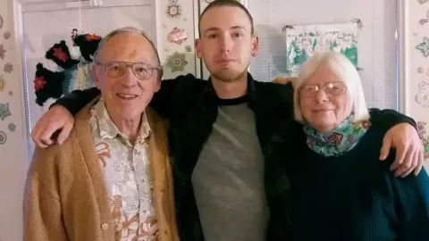 Hombre sobrevive una semana atrapado en su auto bajo la nieve