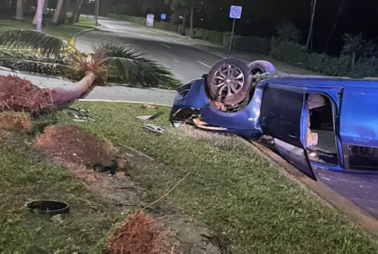 ¡Mientras dormías! Fuerte volcadura en Boulevard Kukulkán deja un herido.jpg
