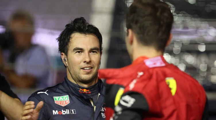 Checo Pérez saluda a Charles Leclerc en Singapur