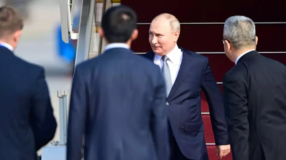 Vladímir Putin (centro) llega al aeropuerto internacional de Beijing
