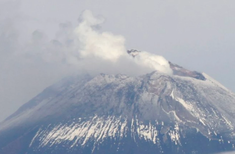 El volcán activo Popocatepetl pasa a alerta volcánica fase 2.