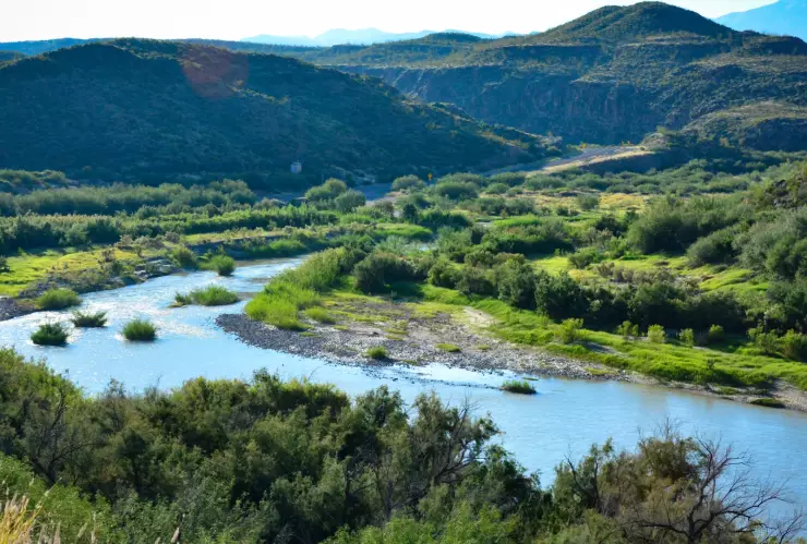 El río en el pueblo Lajitas, entre dos montañas con variedad de vegetación verde