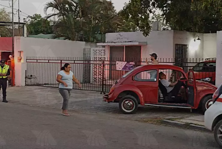 VIDEO Hombre de la tercera edad pierde el control de su auto y choca