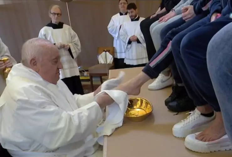 papa-francisco-lavado-pies-jueves-santo-2024