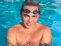 Cristian Castro en la alberca..jpg