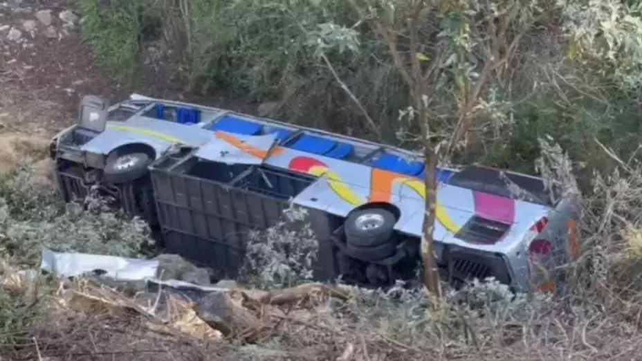 Autobús cae a barranco