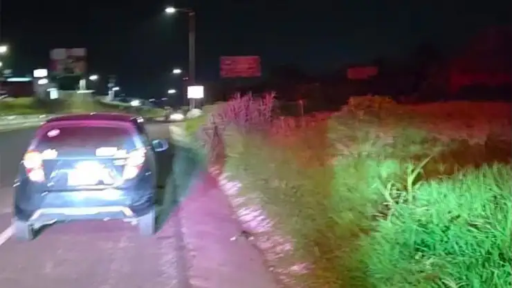 Conductor ebrio choca en Atlixco-Izúcar y abandona su auto