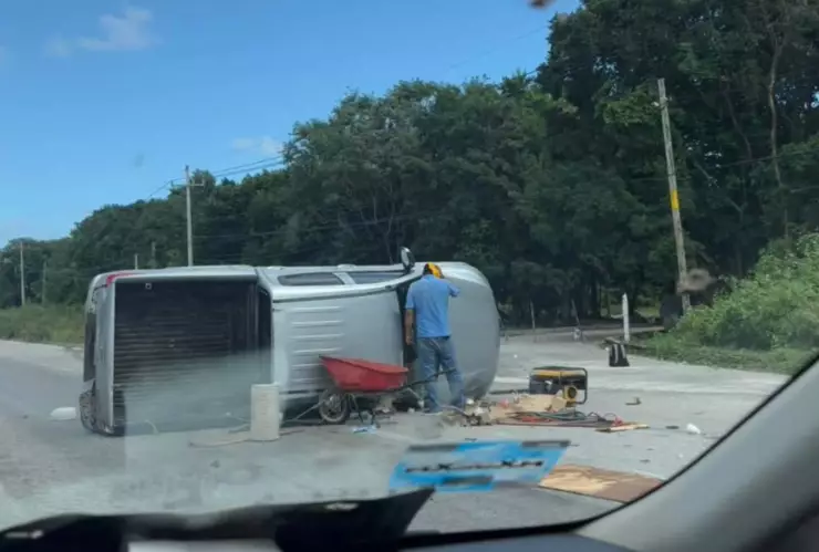 Tráfico pesado en carretera Playa del Carmen - Cancún a causa de volcadura; VIDEO.jpg