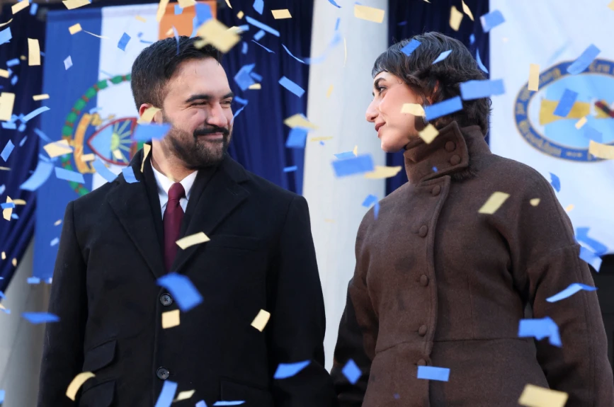 El alcalde de la ciudad de Nueva York , Zohran Mamdani , y su esposa, Rama Duwaji, en el escenario durante su ceremonia de investidura en la ciudad de Nueva York