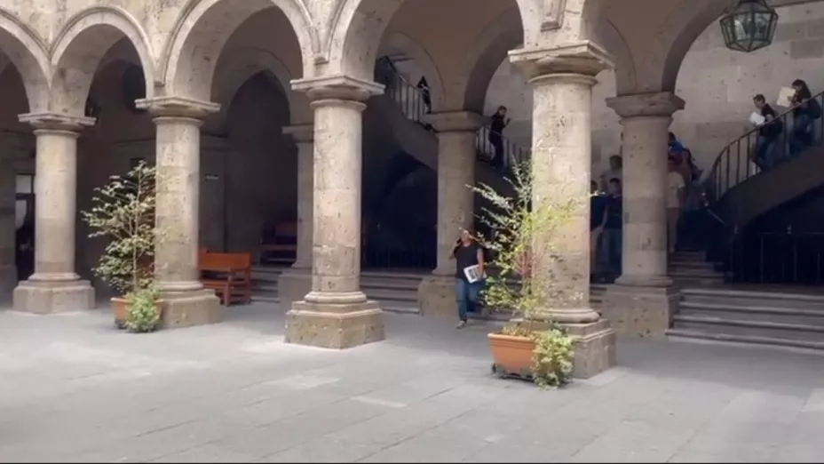 Personal del Palacio Municipal de Guadalajara es evacuado tras el sonido de una alarma