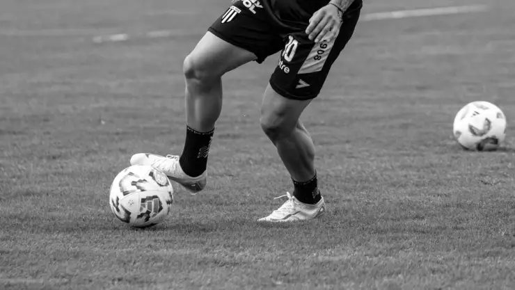 Futbolista apuñala a director técnico durante partido en Chile.
