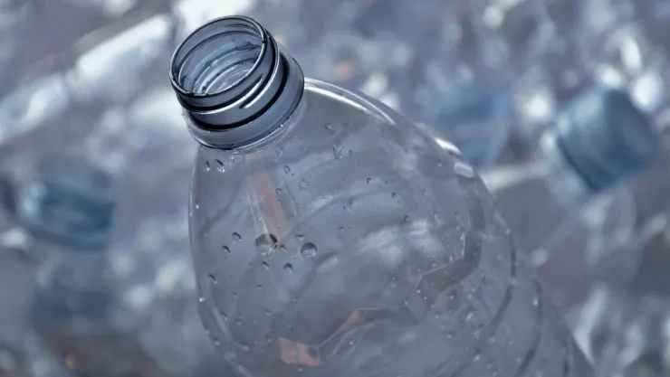 /estilo-de-vida/cual-es-truco-botella-de-plastico-techo-alumbrar-hogar