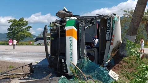 Vuelca autobús de pasajero en Guerrero.