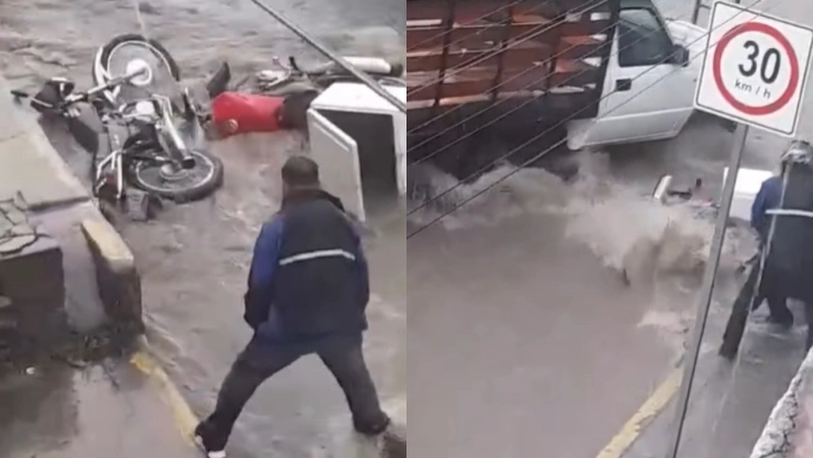 Hombres intentan rescatar sus motos arrastradas por una corriente de agua tras fuertes lluvias en Cholula, Puebla