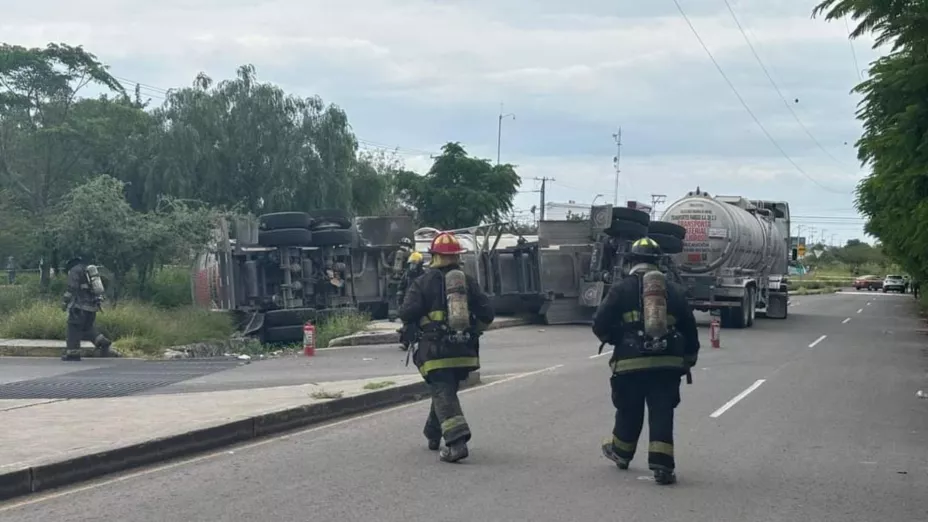 tráfico por accidente de pipa en avenida de la luz y prolongación bernardo quintana.jpg