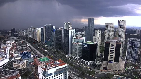 Toma aérea que muestra el cielo gris por la intensa lluvia en CDMX.