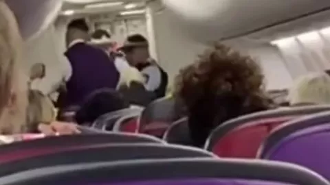 Hombre desnudo en avión