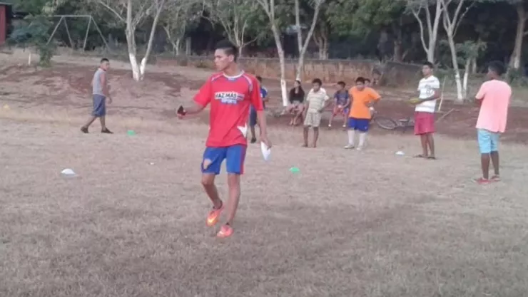 ¡Imágenes impactantes! Momentos después del ataque, el reptil se paseó por todo el lago con el cuerpo del futbolista