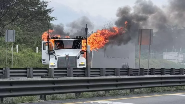 Incendio de unidades en carretera Córdoba - Orizaba