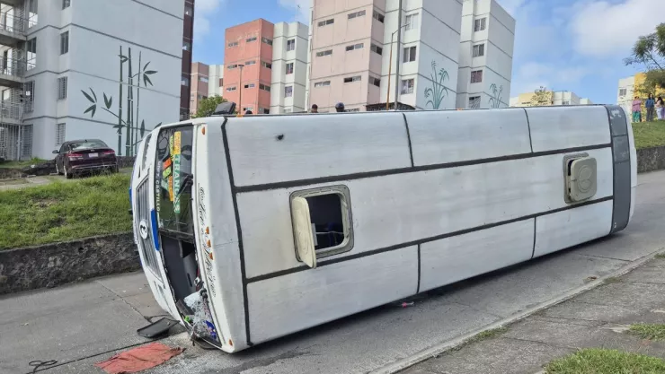 Autobús accidentado en Emiliano Zapata